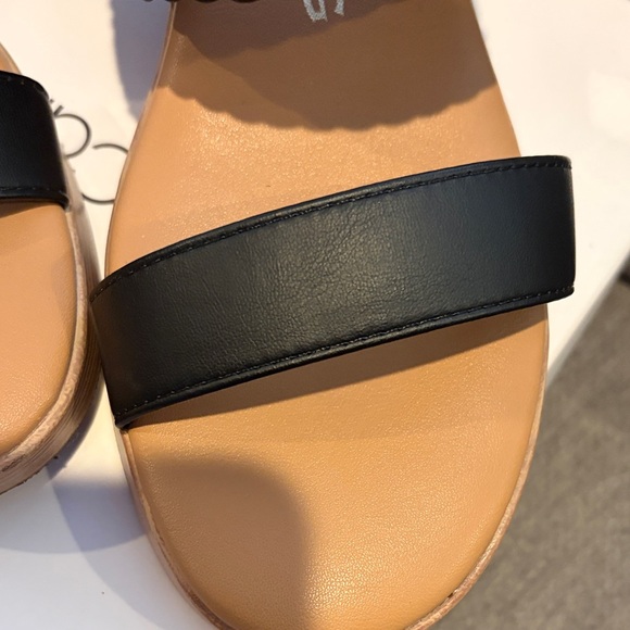 London Fog Black and Tan Woven Strap Sandals - Picture 4 of 6